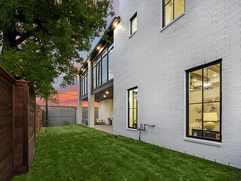 431 W 30th St — Photo 32