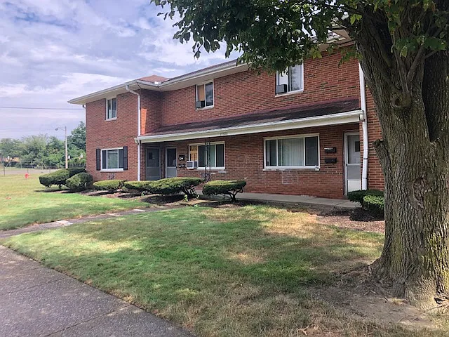 2 bed, 1.5 bath, 1044 sqft, $1,350 — Photo 2