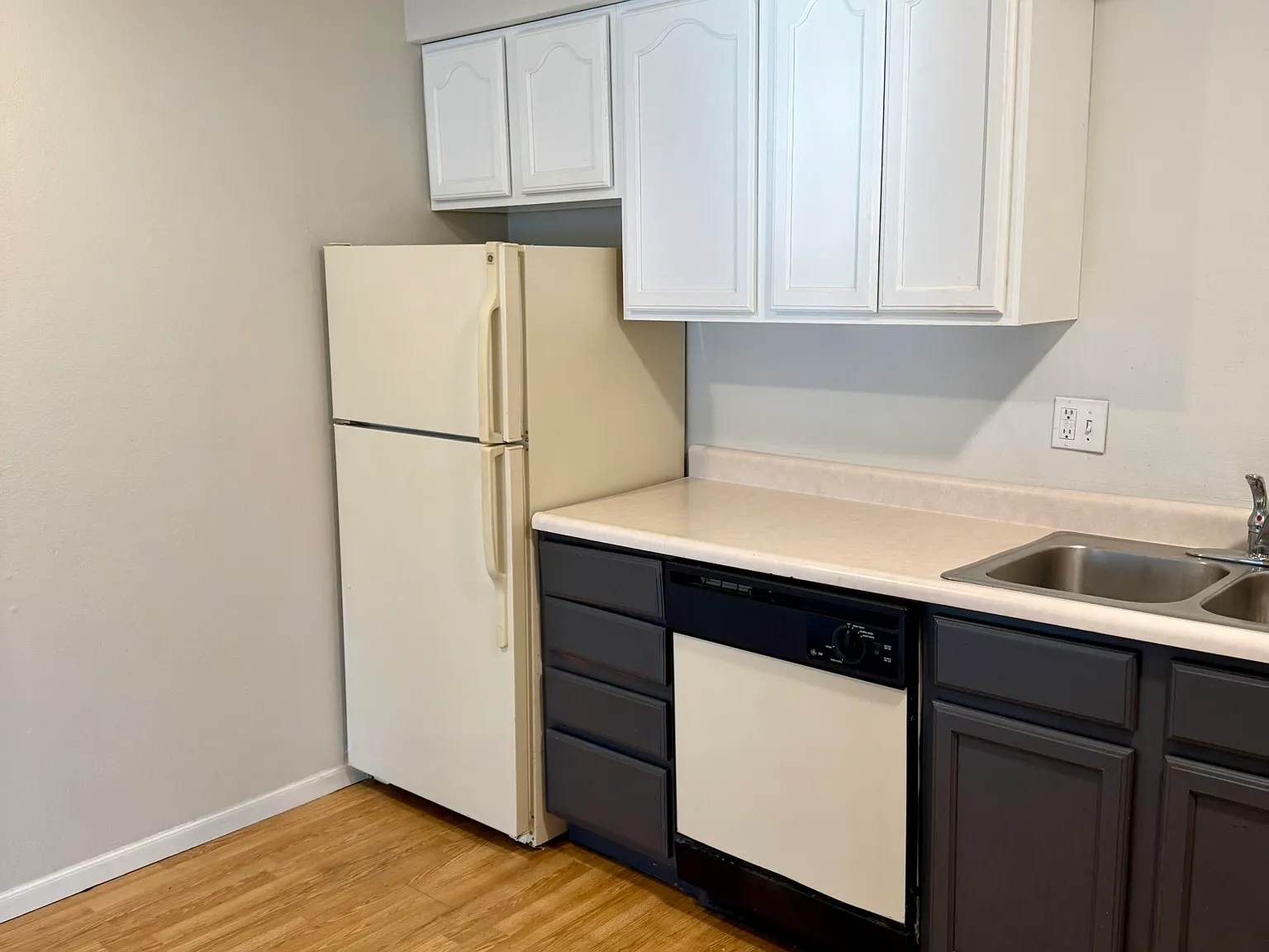 4 bed, 100 sqft, $2,373 — Photo 2