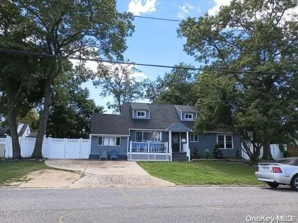 450 Earle Street, Central Islip, NY 11722