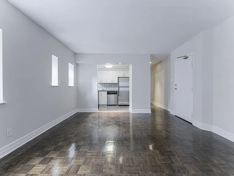 77 Wellesley St E — Photo 8