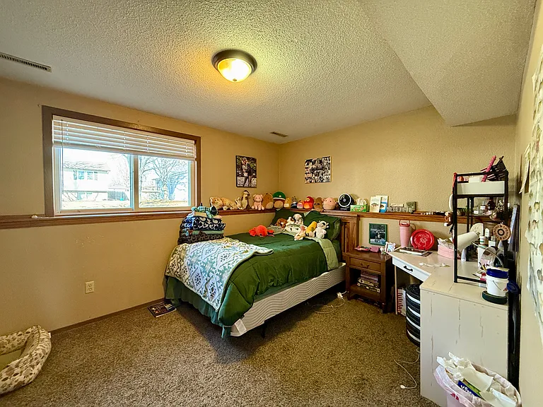 1042 Castlewood Dr — Photo 10