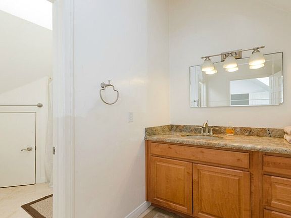3rd image of 810 Sunset Ct