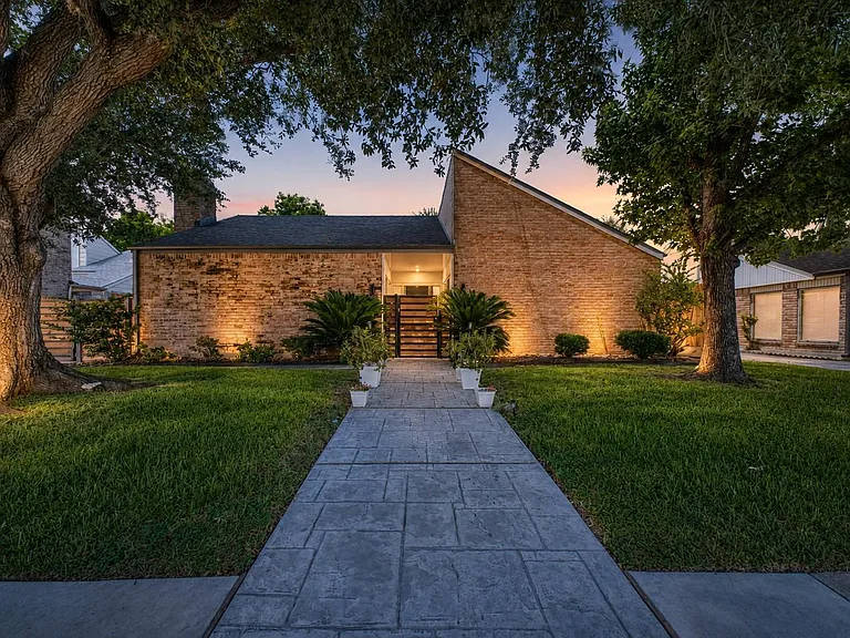 7606 Portal Dr — Photo 2