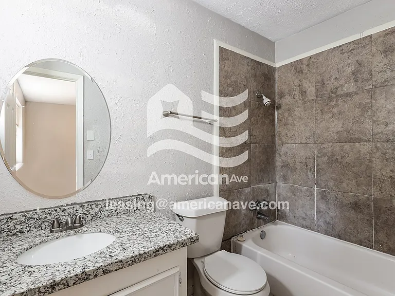 1418886_010_main_bathroom_14088402.jpg