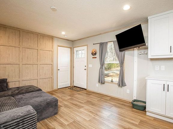 2nd image of 275 Beaver Creek Rd