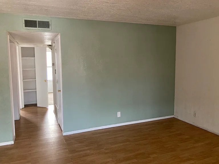 Quality 2 Bed / 1 Bath Apts - Close to I-25, UNM, and KAFB — Photo 7