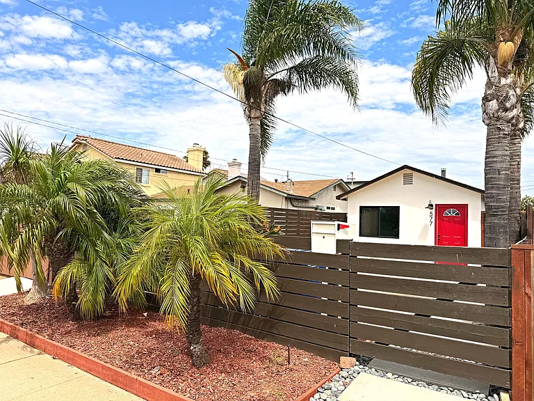 577 Florence St — Photo 33
