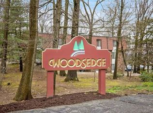 95 Woodsedge Dr APT 2C, Newington, CT 06111