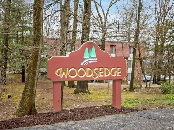 95 Woodsedge Dr APT 2C, Newington, CT 06111