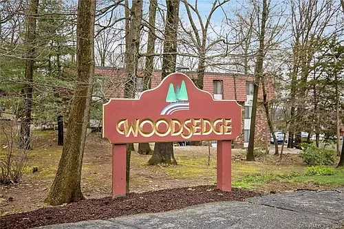 95 Woodsedge Dr Photo 1
