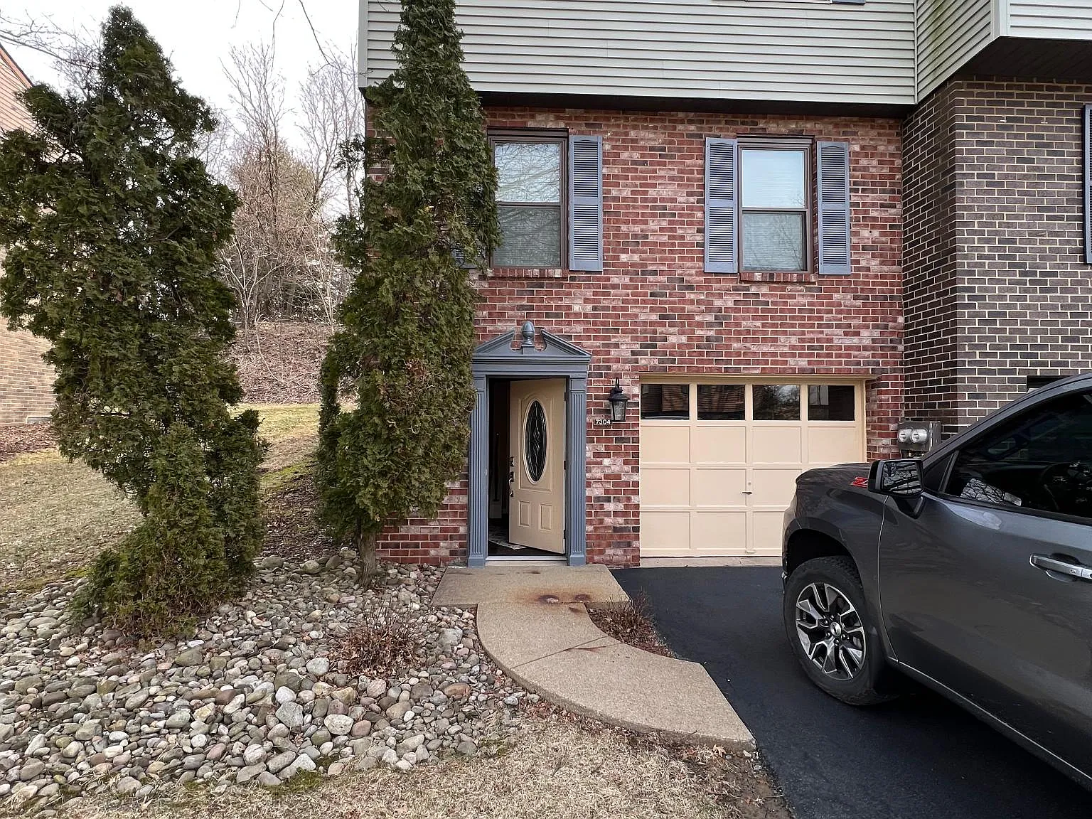 7304 Beacon Hill Dr — Photo 1