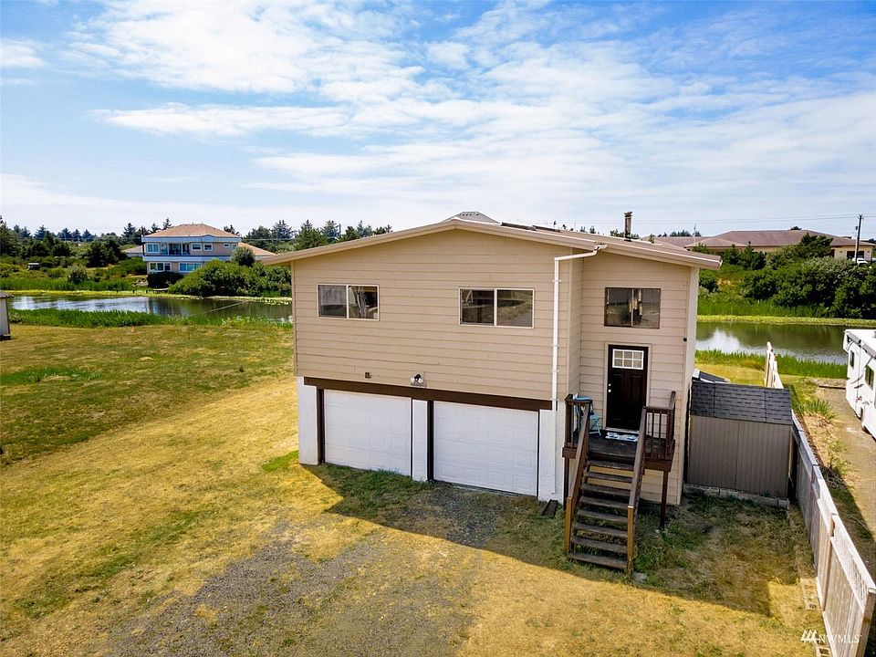 1st image of 557 Canal Dr NE