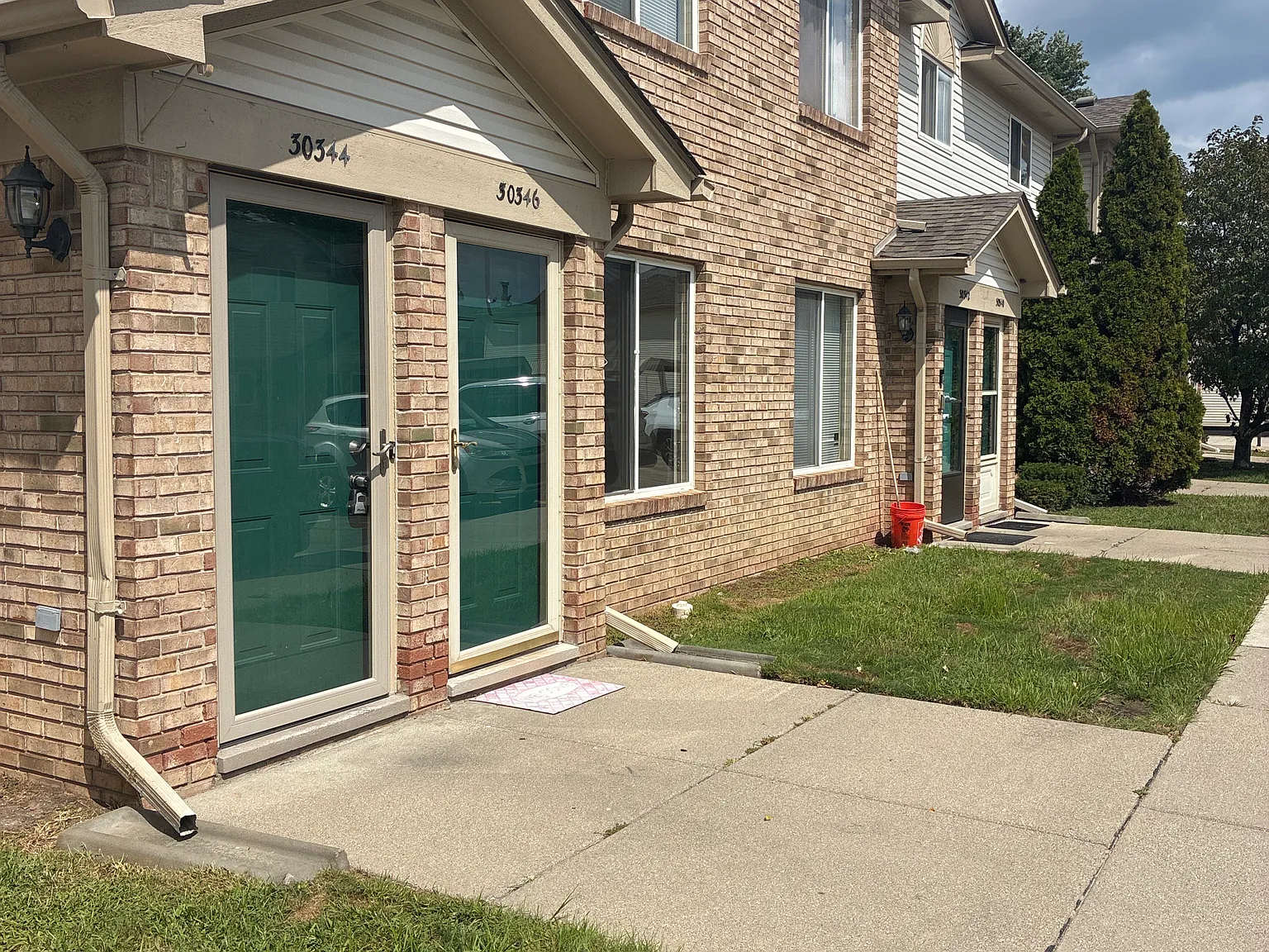 2 bed, 918 sqft, $1,300 — Photo 1