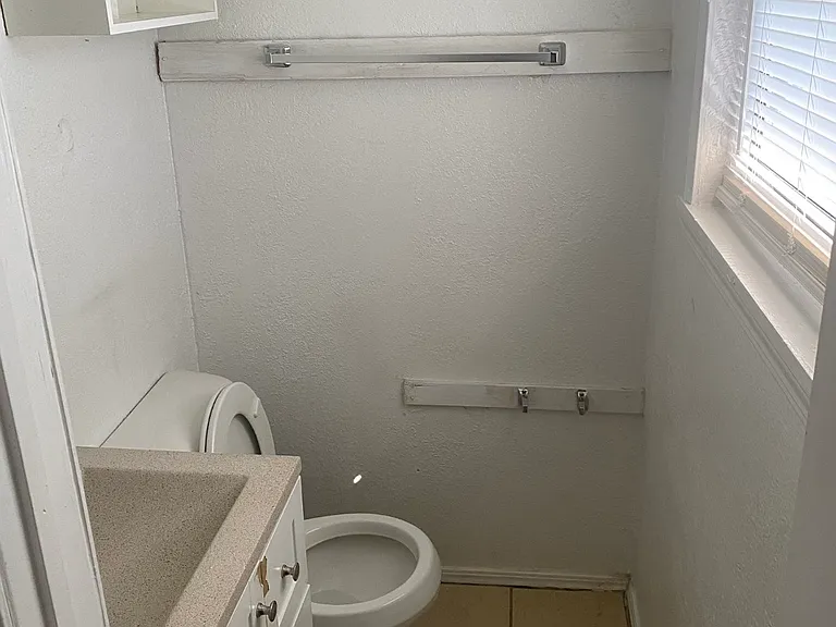 E 32nd Pl — Photo 12