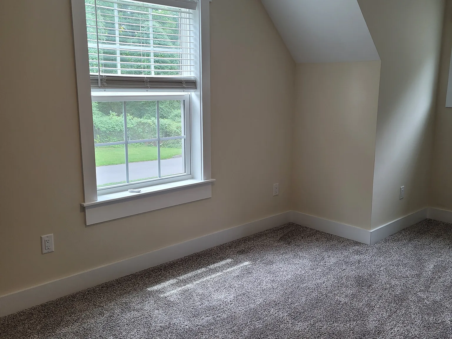 2 bed, 1402 sqft, $890 — Photo 2