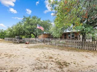 596 Oakridge Ln, Pipe Creek, TX 78063