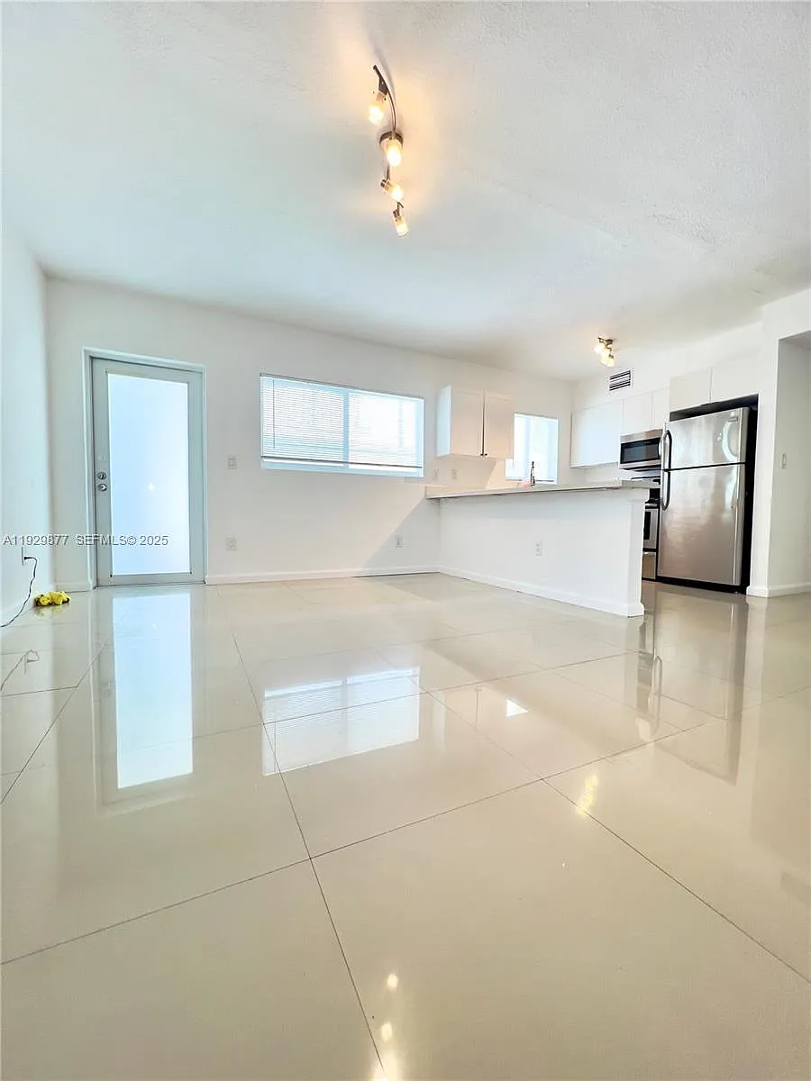Building Photo - 8035 Crespi Blvd #13