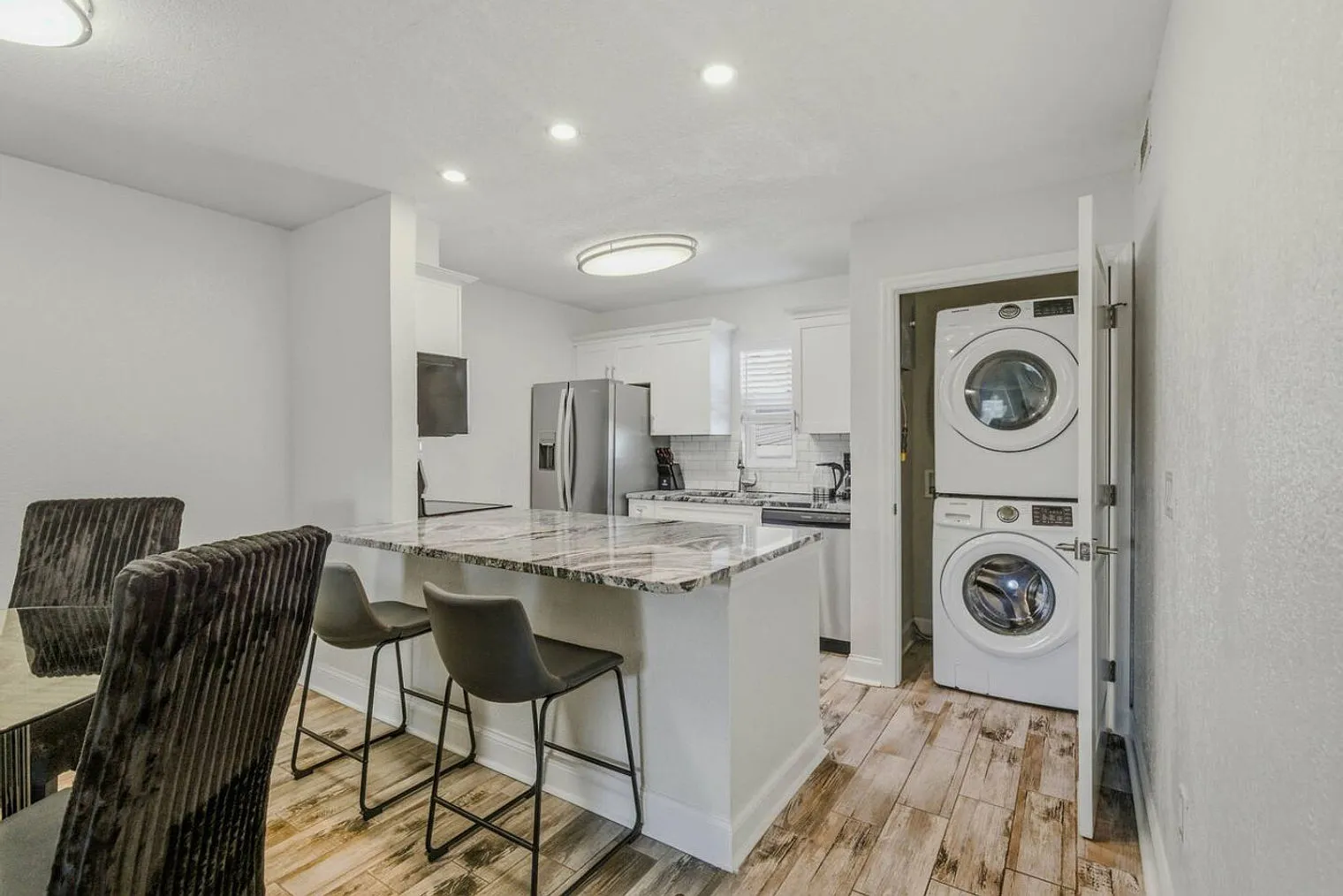 2 bed, 1.0 bath, $6,033 — Photo 3
