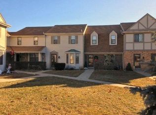 330 Willow Grove Dr, Pewaukee, WI 53072