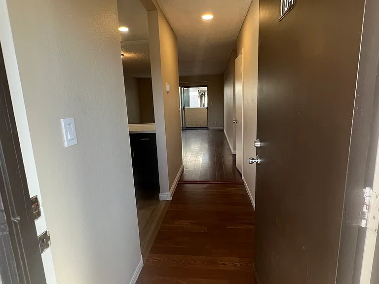 1554 Pine Ave — Photo 2