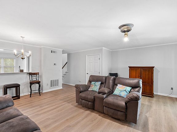 5th image of 305 Broad Leaf Cir