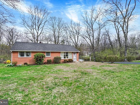2nd image of 1593 Mount Gretna Rd