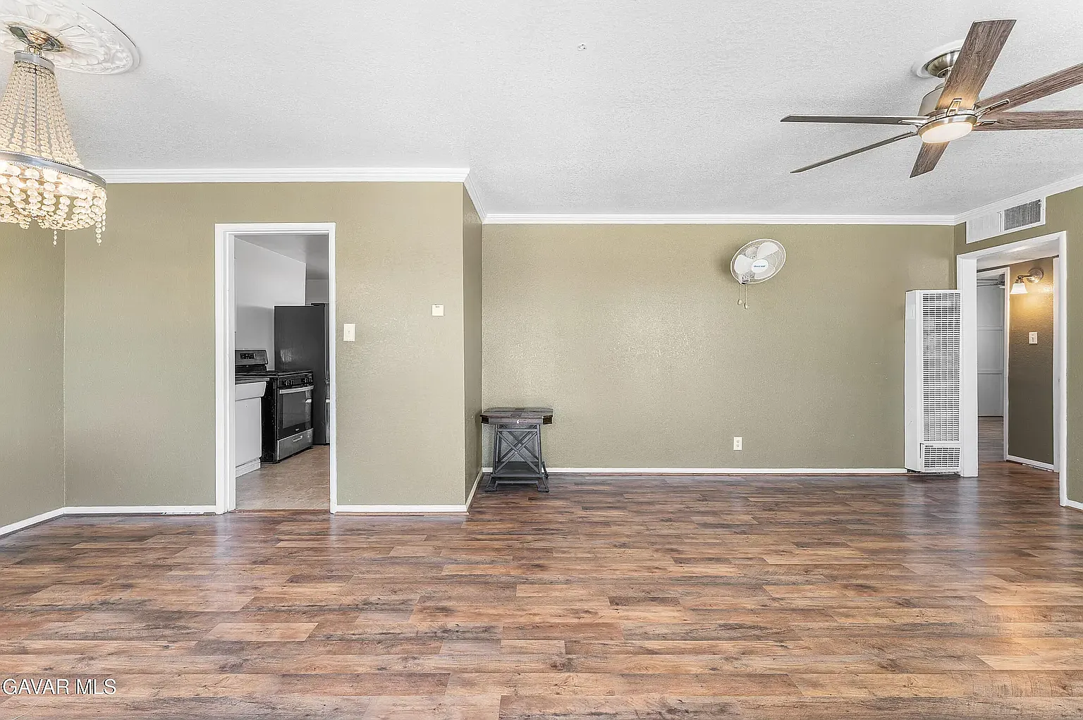3 bed, 1093 sqft, $1,900 — Photo 2