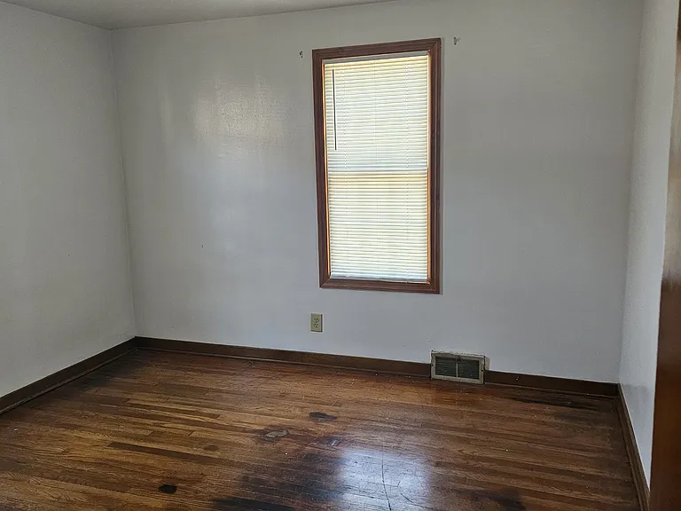 344 1/2 W College St — Photo 2
