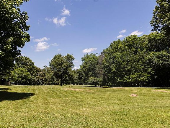 3rd image of 1860 Parkwood Dr