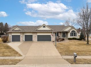 5280 Kristi Ln, Bettendorf, IA 52722