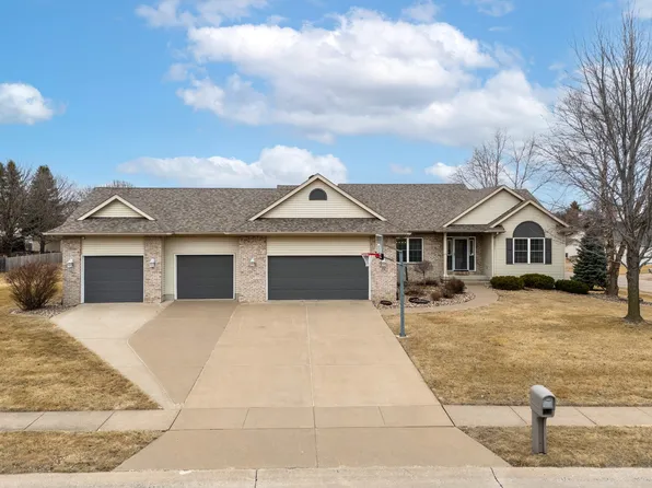 5280 Kristi Ln, Bettendorf, IA 52722