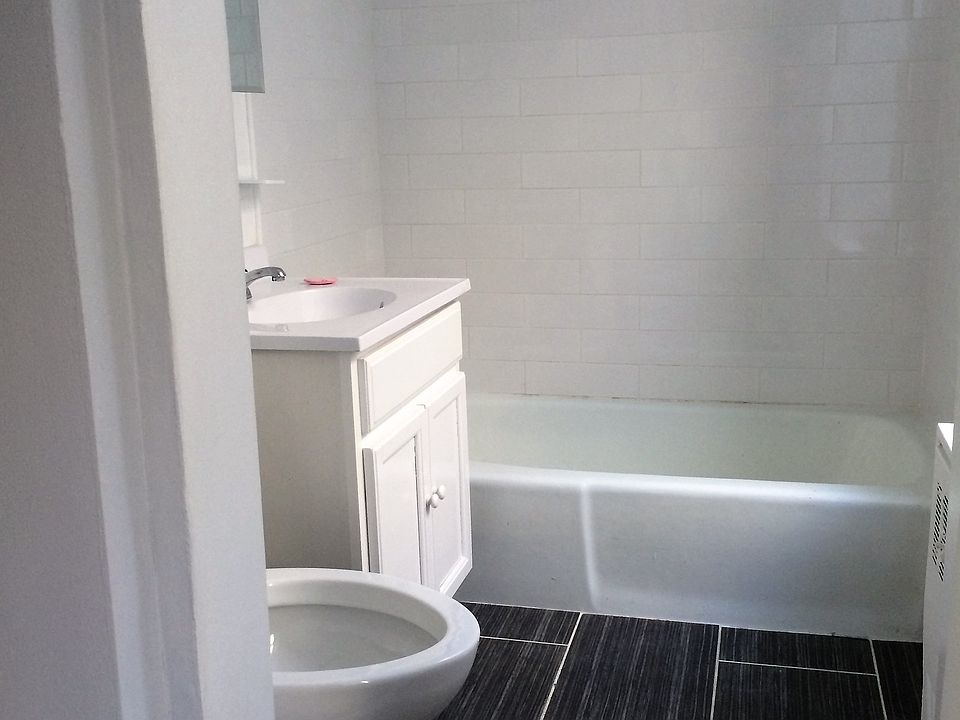 2nd image of 932 Bronx Park S APT 3B