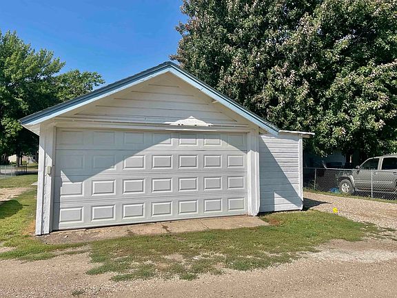 2nd image of 706 Okoboji Ave