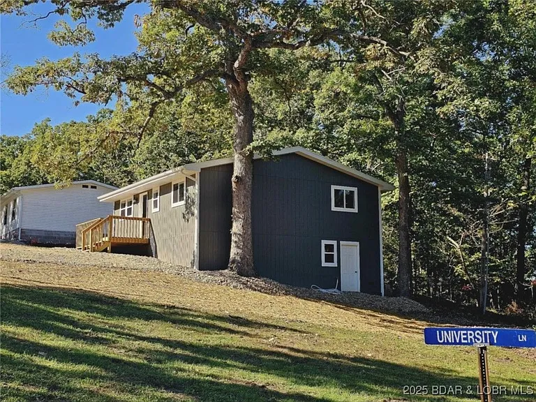 4861 University Ln — Photo 2