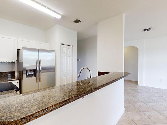 5th image of 2932 SE 2nd Dr Unit 27