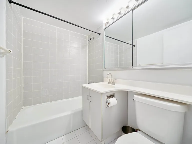 458 W 52nd St #2D — Photo 8