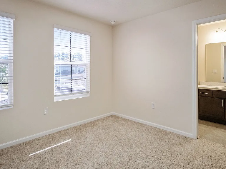 73 Java Ln — Photo 6