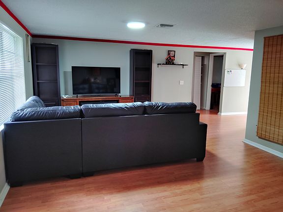 Living room (back)