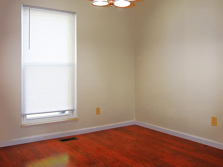 504 Pioneer Dr — Photo 9