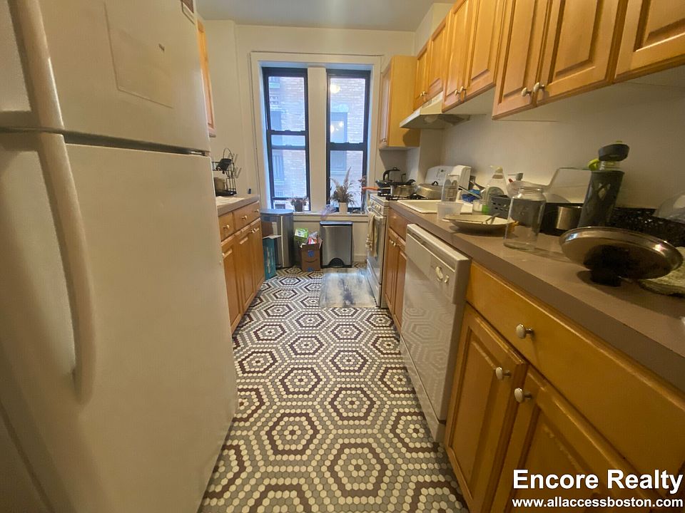 1st image of 452 Park Dr APT 8
