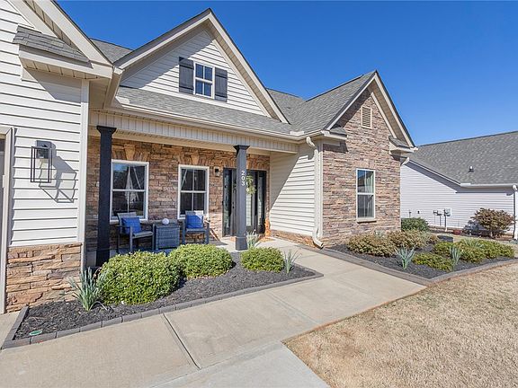 2nd image of 203 Graceview W