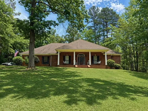 2028 Wooded Dr, Grenada, MS 38901