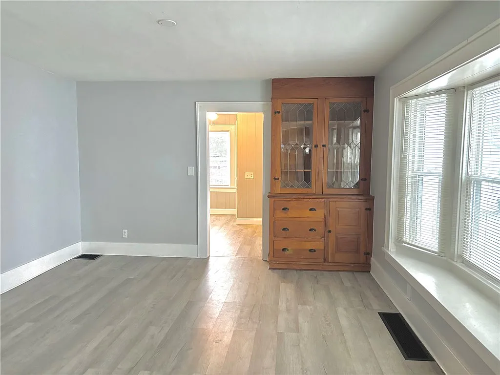 3 bed, 1.0 bath, 2216 sqft, $1,500 — Photo 3