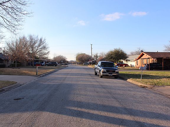 4th image of 812 Bridle Ave