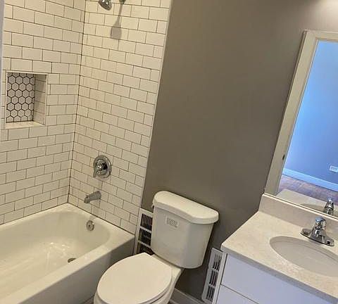 2nd image of 4524 S Drexel Blvd #1101