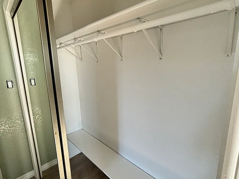 Room (1), closet (2).
