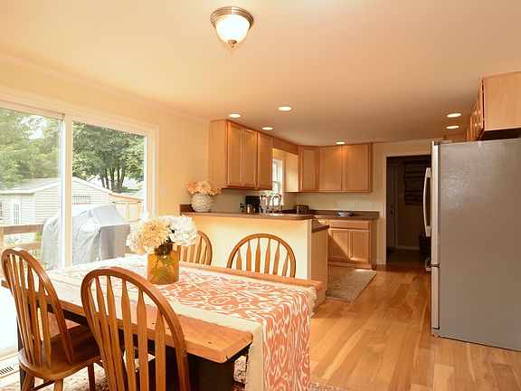 4th image of 74 Bryan Dr