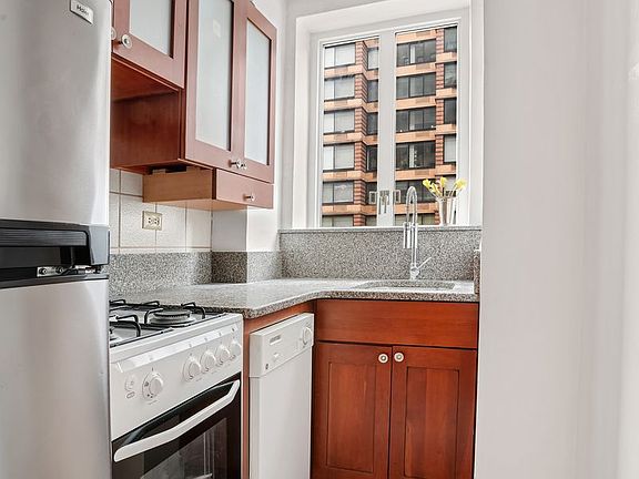 5th image of 160 7th Ave #405