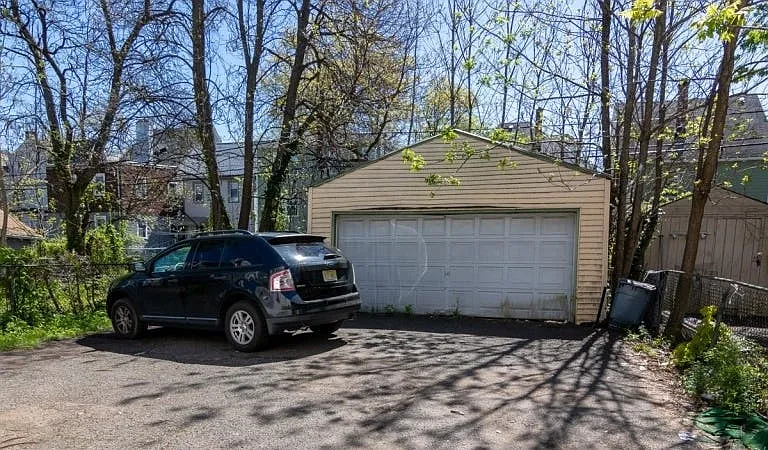 242 S Burnet St — Photo 16